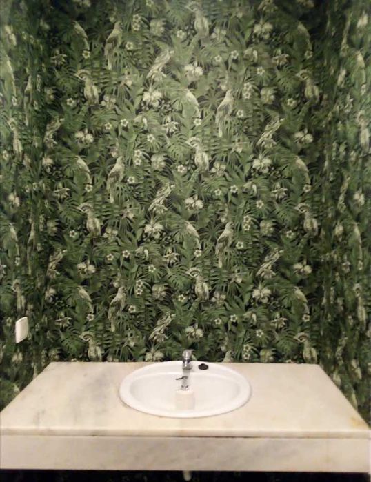 Aplicação de papel de parede, vinil e painéis decorativos