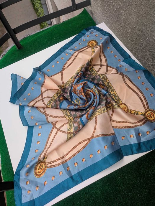 Chusta niebieska złote klucze 70x70 cm imitacja jedwabiu