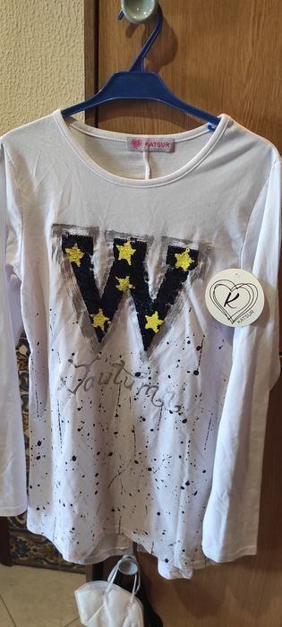 Camisola nova com etiqueta e calça tamanho catorze e brinquedos