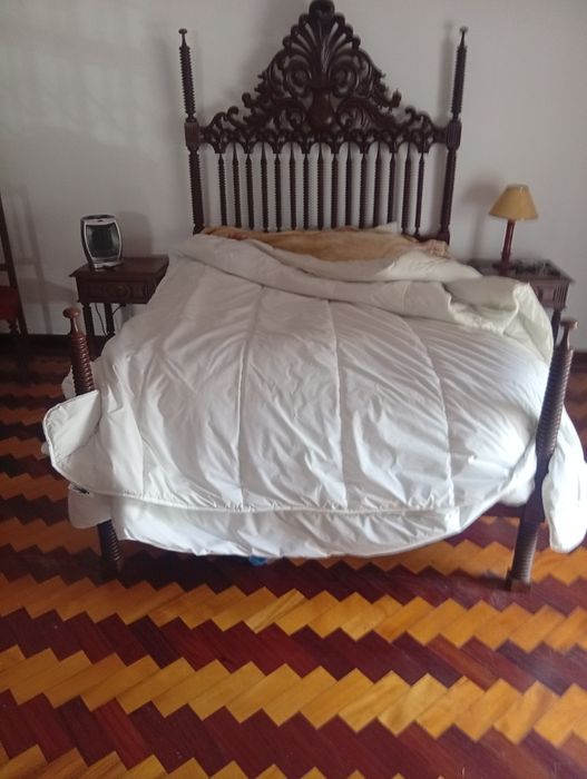 Cama antiga de madeira