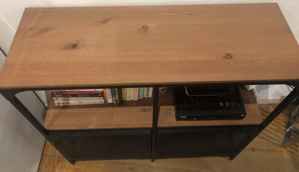 Estante / movel TV , com muito pouco uso ( como novo )