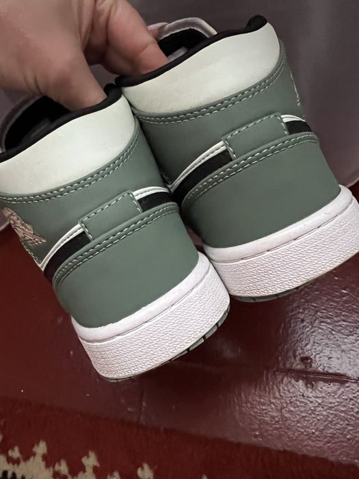 Женские кроссовки