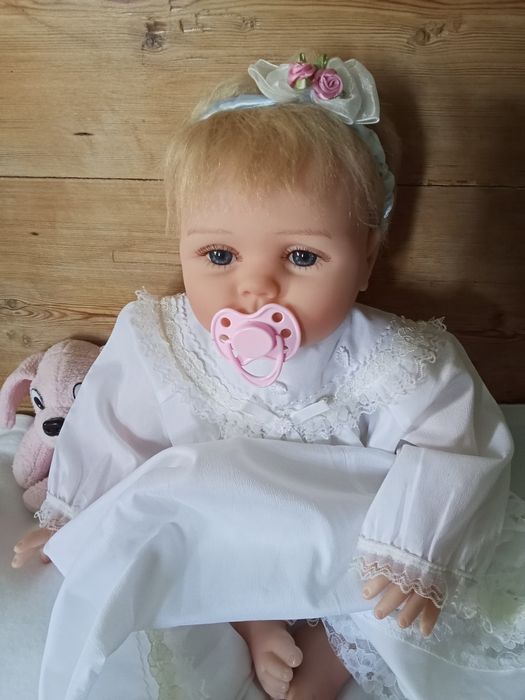 Boneca bebe reborn com vestido de batizado