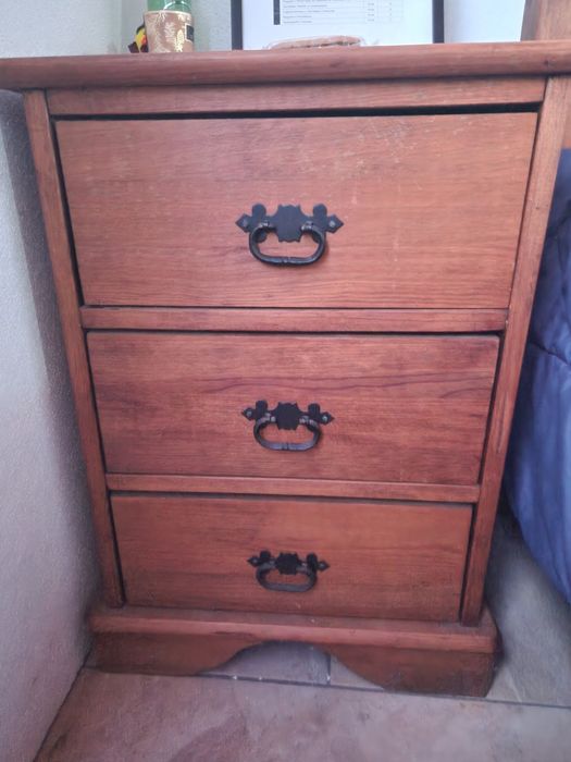 Cama tipo rústico+mesinha de cabeceira