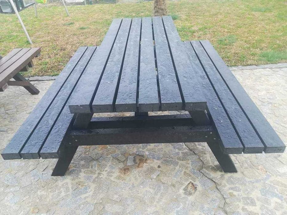 Mesas de exterior. Não é madeira.Aguentam altas e baixas temperaturas.