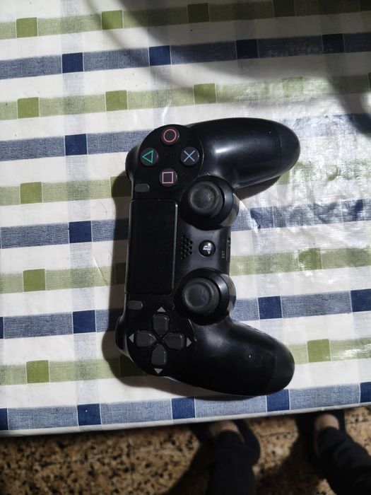 PS4 1 TB com comando e jogos a funcionar bem