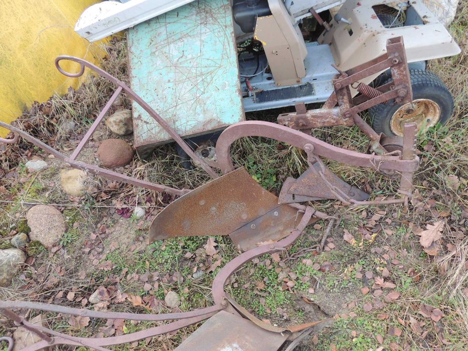 Pług konny jednoskibowy. Ozdoba do ogrodu