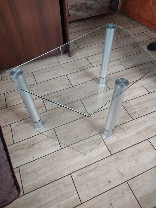 Szklana szafka pod tv