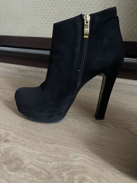 Ботильйони чорні замшеві, 38 р