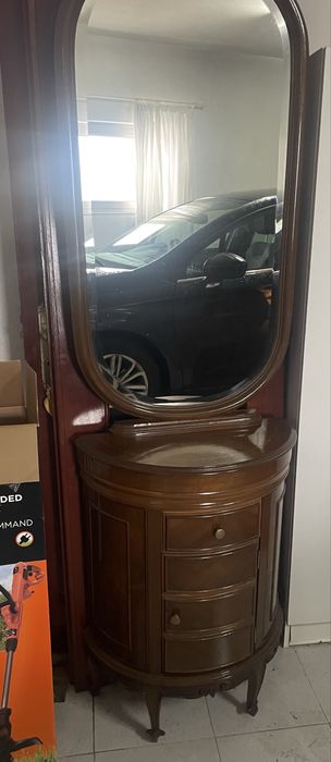 Mobília em madeira de castanheiro