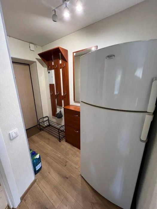 Продам 2-кімнатну квартиру на вул. Віктора Мерзленка, 12.