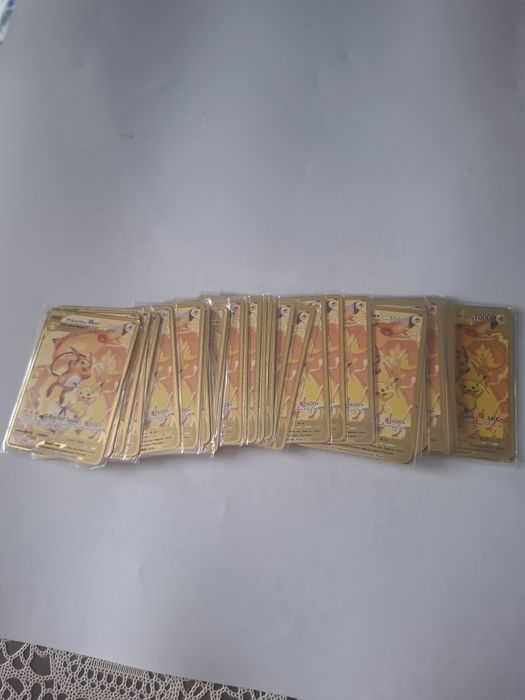 Złota metalowa karta pokemon z 2022r