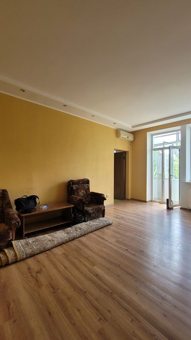 Продам 4х кімнатну квартиру.  Центр міста.