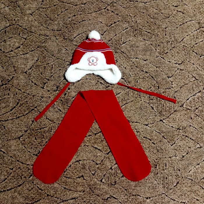 Продам очень теплую шапку с шарфом на девочку.