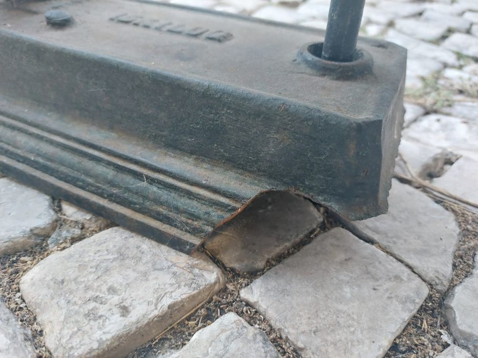 Antiga balança em ferro fundido