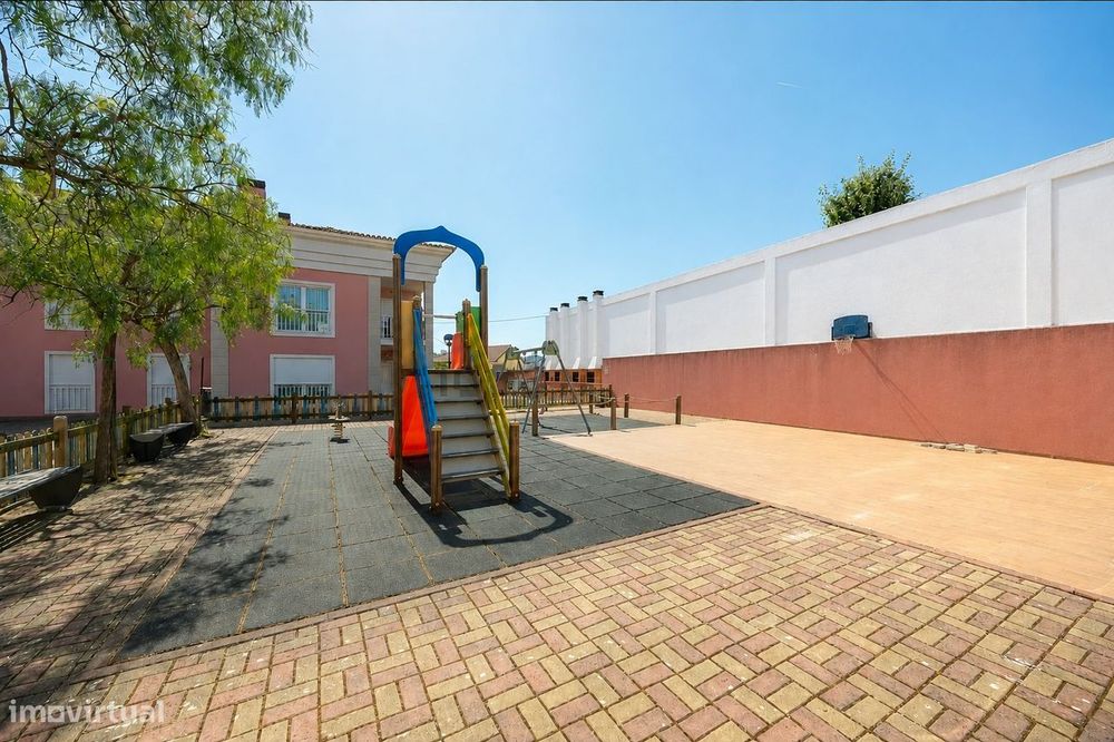 T2 com Box de 32,85 m² e Arrecadação de 19,60 m² com Piscina
