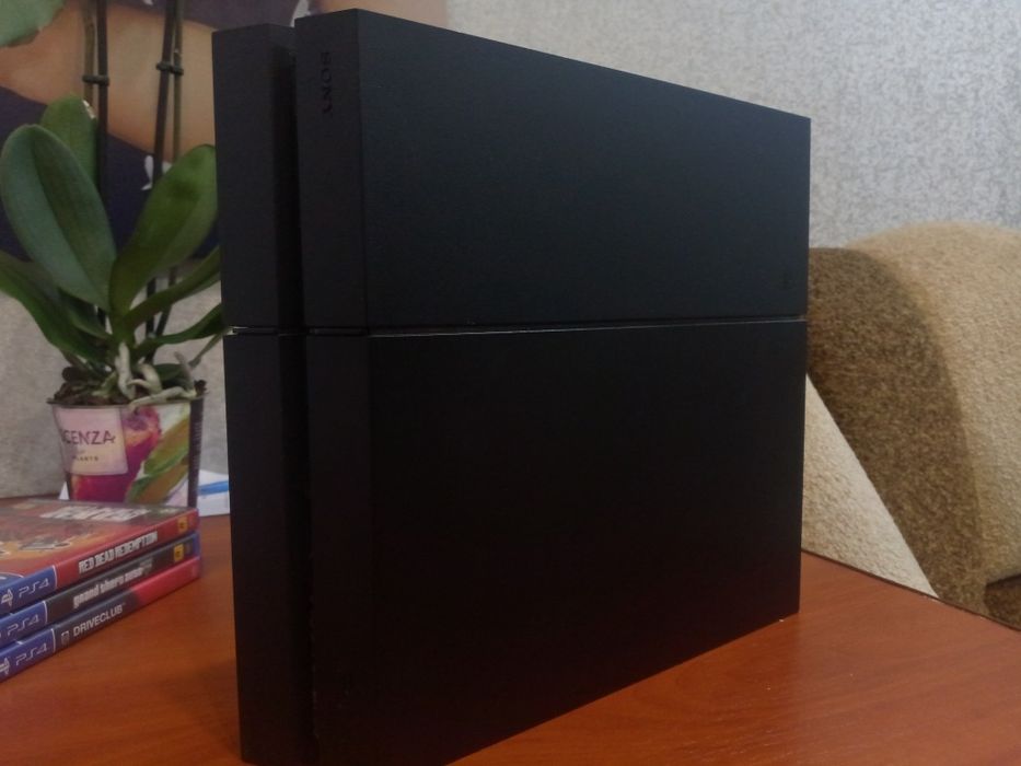 Sony PlayStation 4  3 диска без джойстика !!!