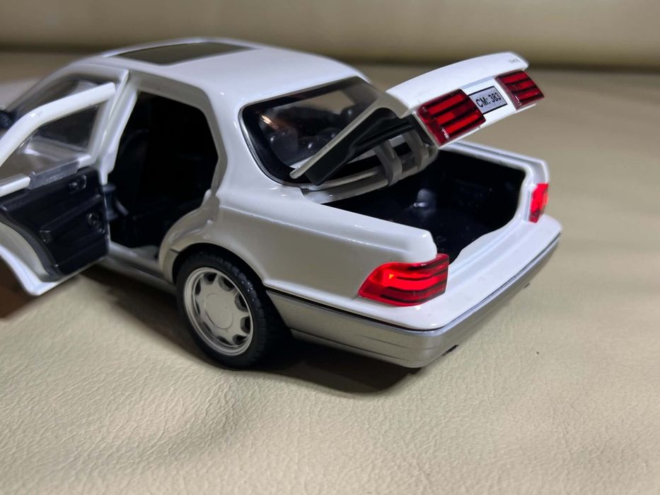 Model samochodu jak Lexus LS400 światła dźwięk otwierany 1:24