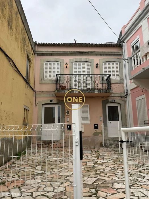 Moradia  Amora com 2 pisos e logradouro INVESTIMENTO GARANTIDO