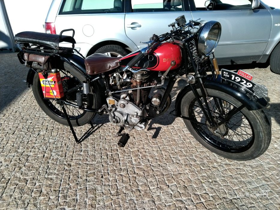 Moto Dóllar clássica antiga com matrícula da época nacional