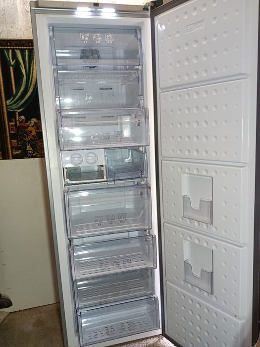 Arca congeladora vertical, marca BEKO, digital e iluminação.
Oito gave