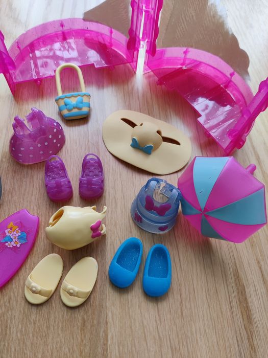 Boneca Minnie articulada com roupas e acessórios (tema praia)