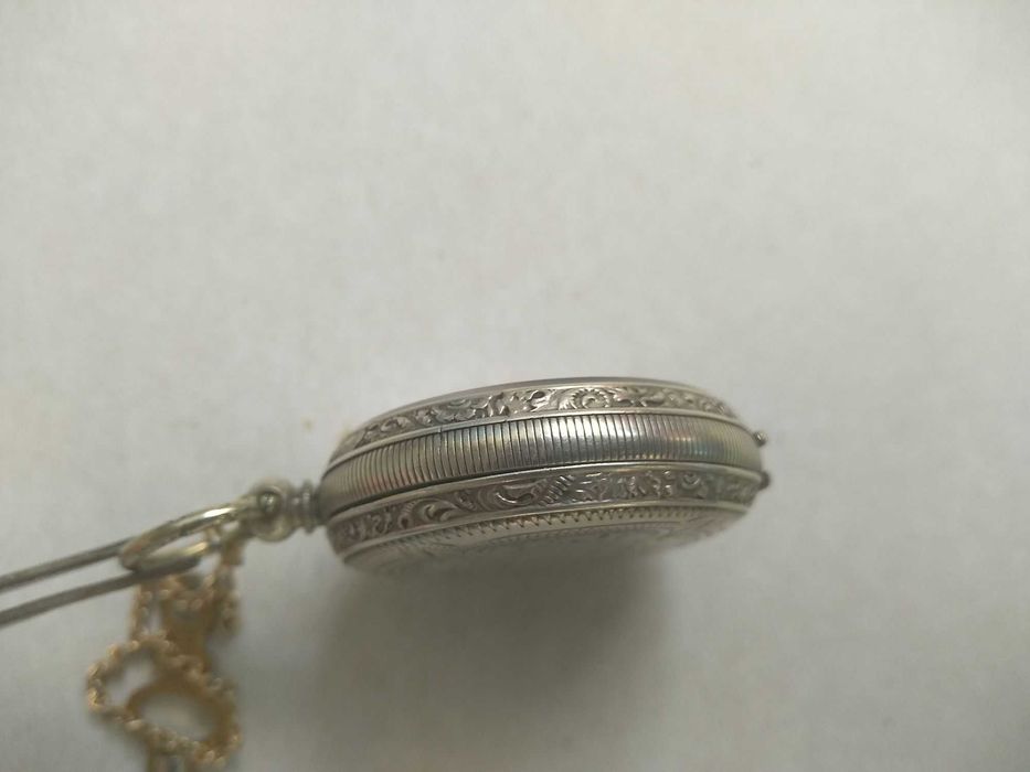 Невеликий срібний декоративний циліндрик