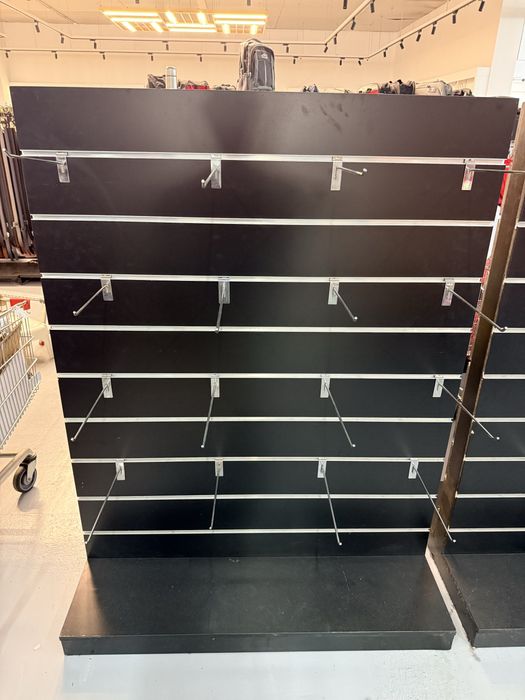 Para venda: expositor de madeira para boutique, 90% novo.