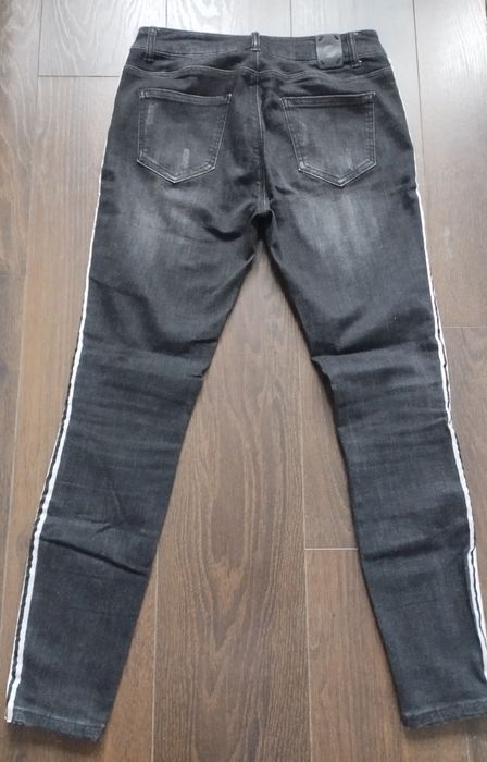 Czarne dżinsy skinny lampasy