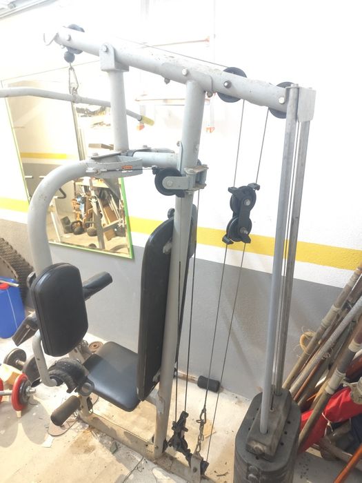 Máquina de treino multifunções