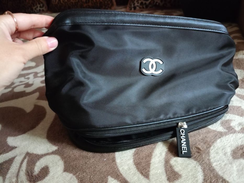 Чорна косметичка бренду Chanel.