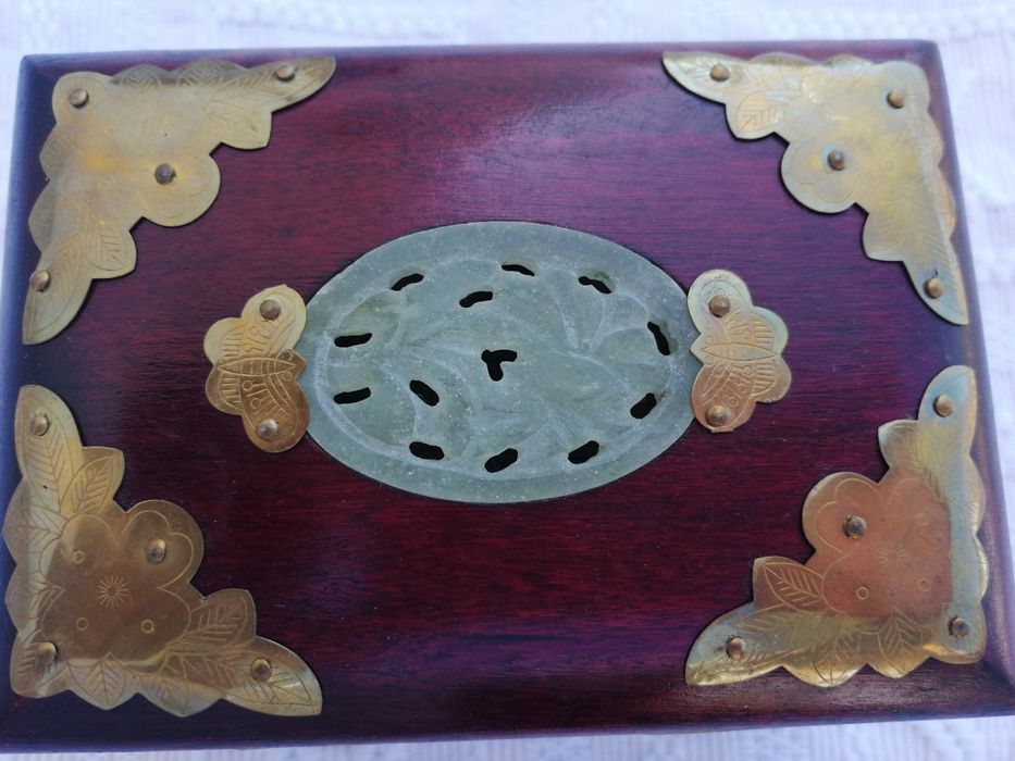 Guarda jóias madeira e aplicação madre perola