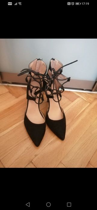 Wiązane szpilki zamszowe r. 39