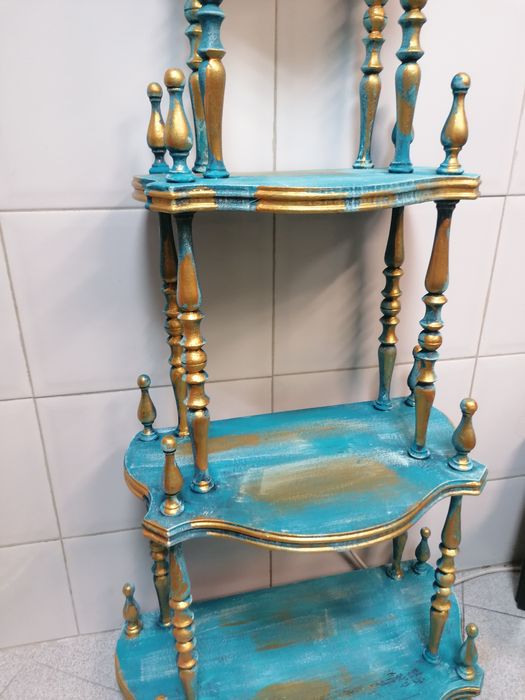 Estante em madeira em tons de azul e dourado