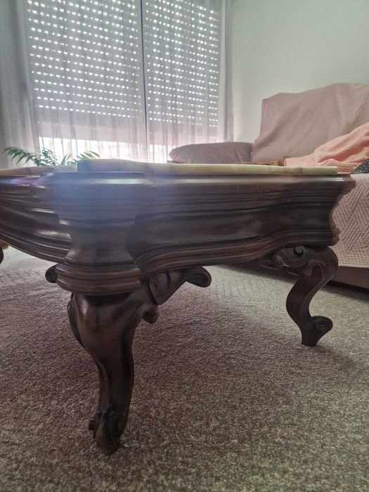 Mesa de madeira com tampo em mármore