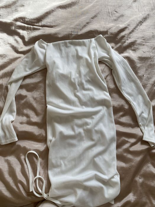 Плаття біле в дуже горошому стані