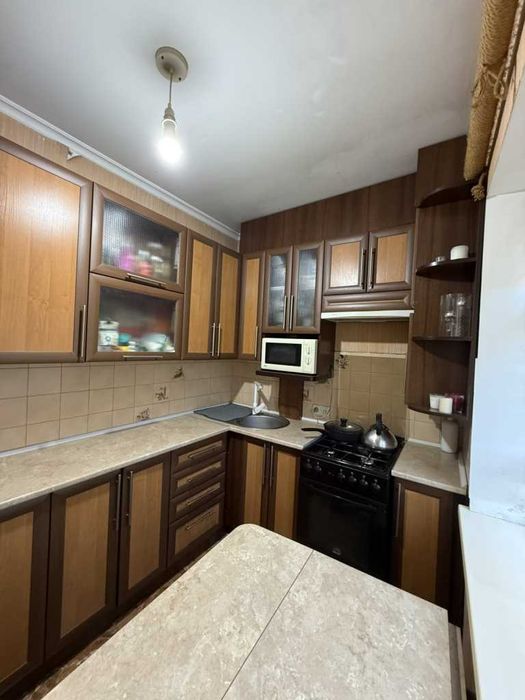 Продам 2к квартиру, 45кв.м. з ремонтом, р-н 11-ї школи, з гаражем