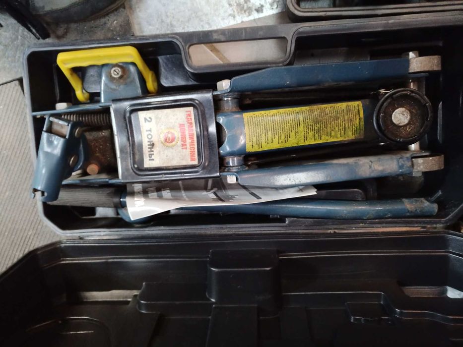 Домкрат 2т (85-385мм) подкатной гидравлический