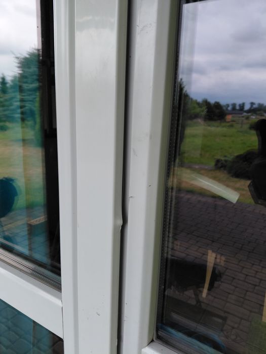 Drzwi balkonowe białe dwuszybowe