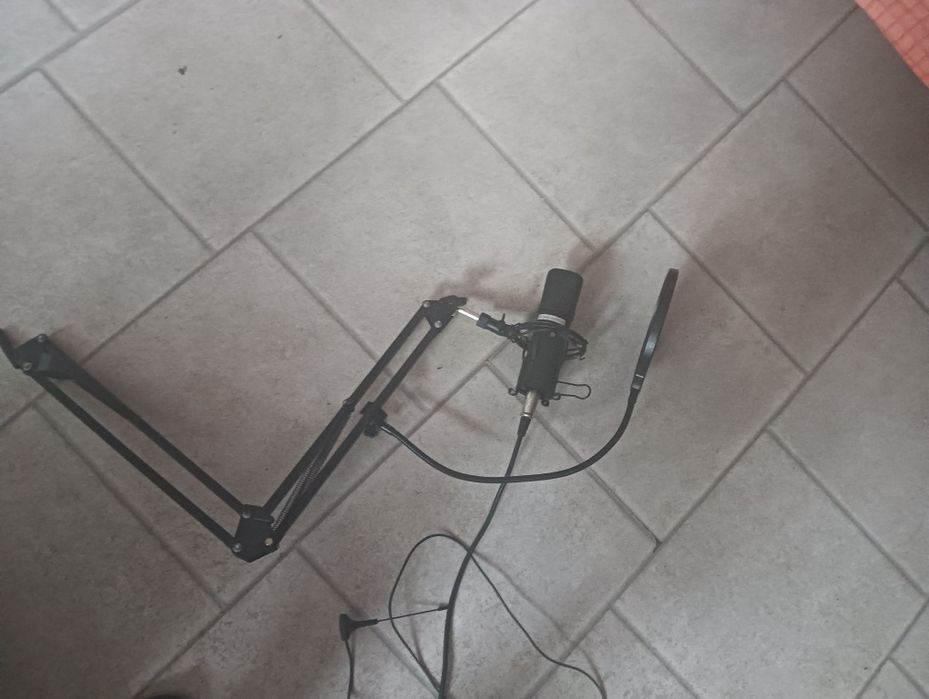 Włączniki do światła i mikrofon