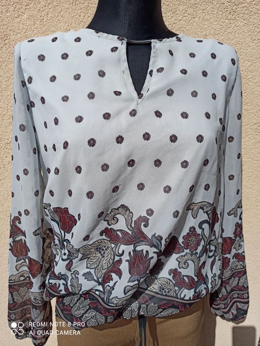 Bluzka z cienkiego materialu z poszewka sciagana w pasie gumką