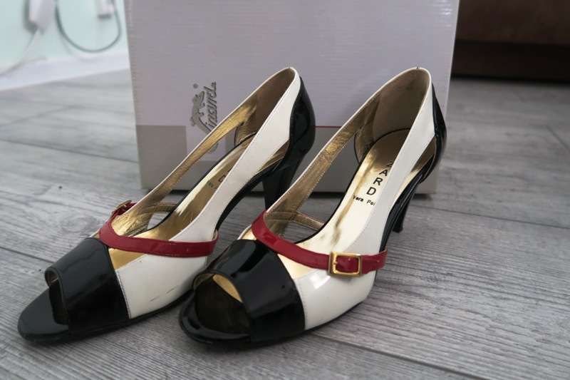 Pantofle Buty damskie Stan idealny roz. 38 biało czerwono czarne