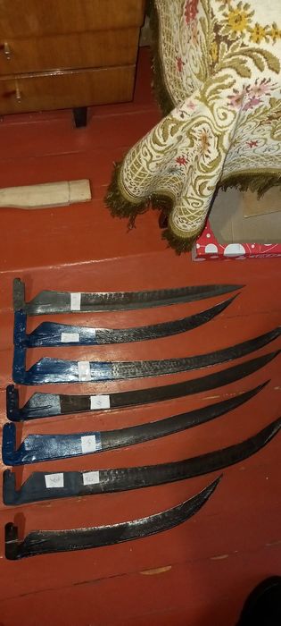 Штангенциркуль , коса , топор , колун , ключ трубный , вила