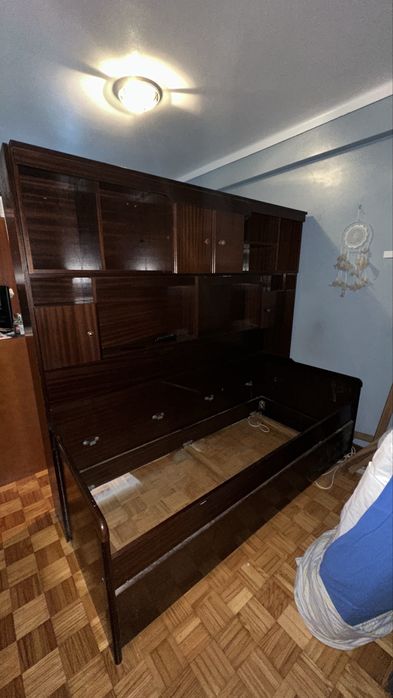 Cama solteiro com arrumação