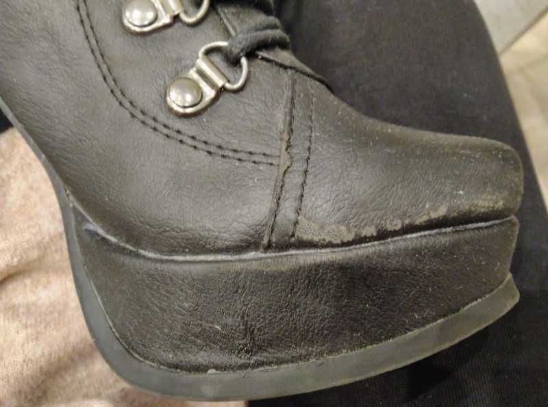 Czarne buty na korku, zawiązywane 35