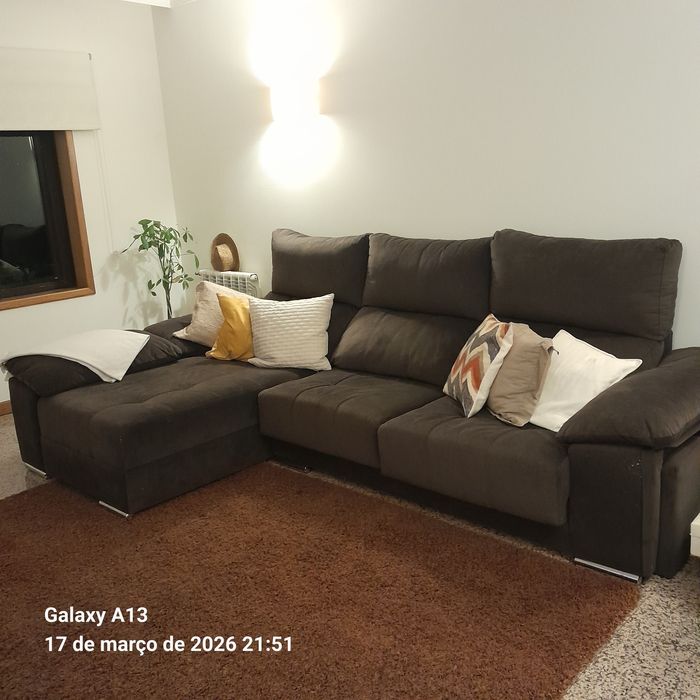 Sofá castanho com chaise longue e encostos reclináveis