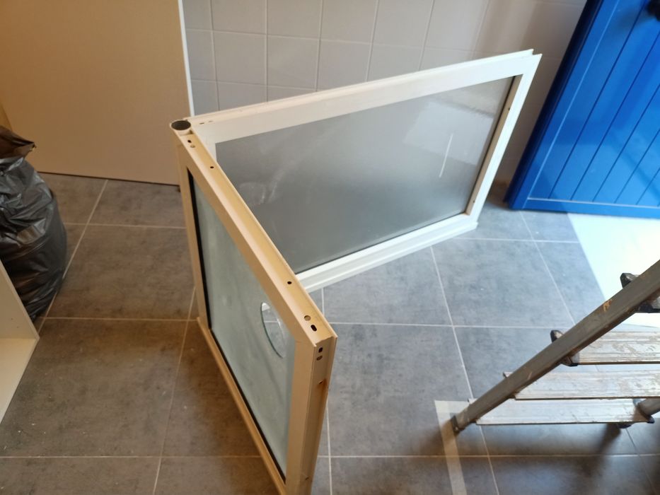 Chaminé de cozinha em alumínio branco e vidro