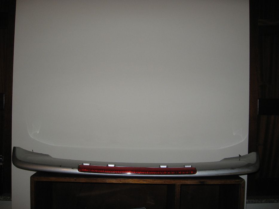 mazda 323 -  aileron traseiro