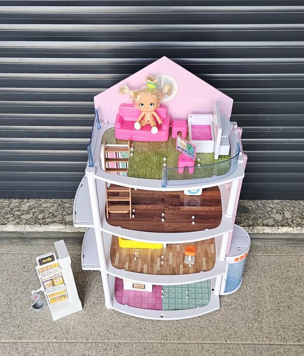 Casa de bonecas com elevador a funcionar