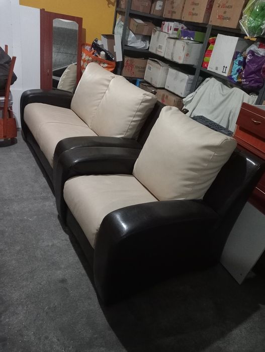 Sofá em ecopele, dois lugares e sofá individual